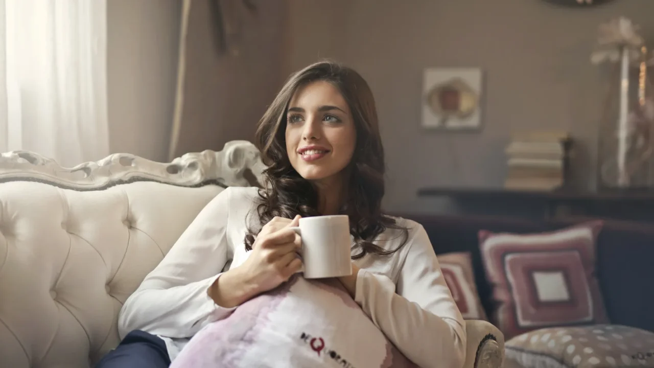 138138 sitting portrait smile room pillow 1920x1080