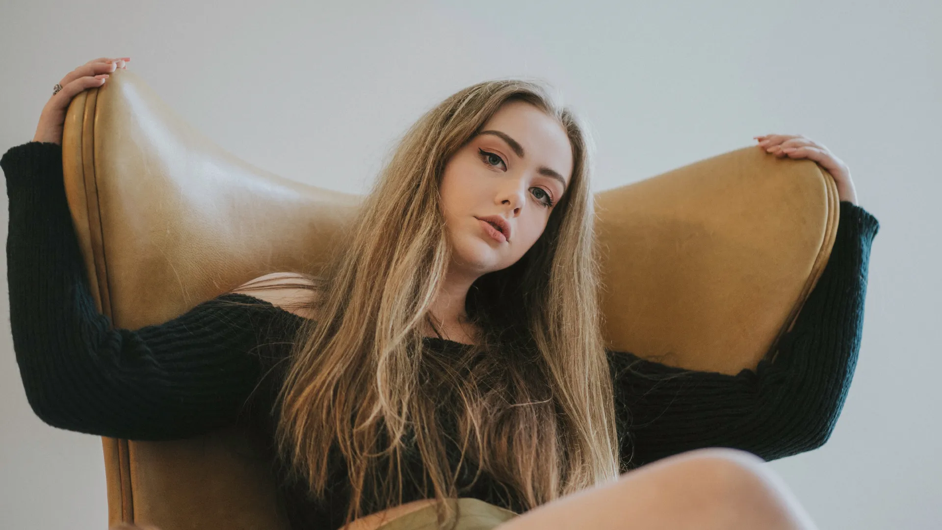 138145 sitting leg footwear human leg blond 1920x1080