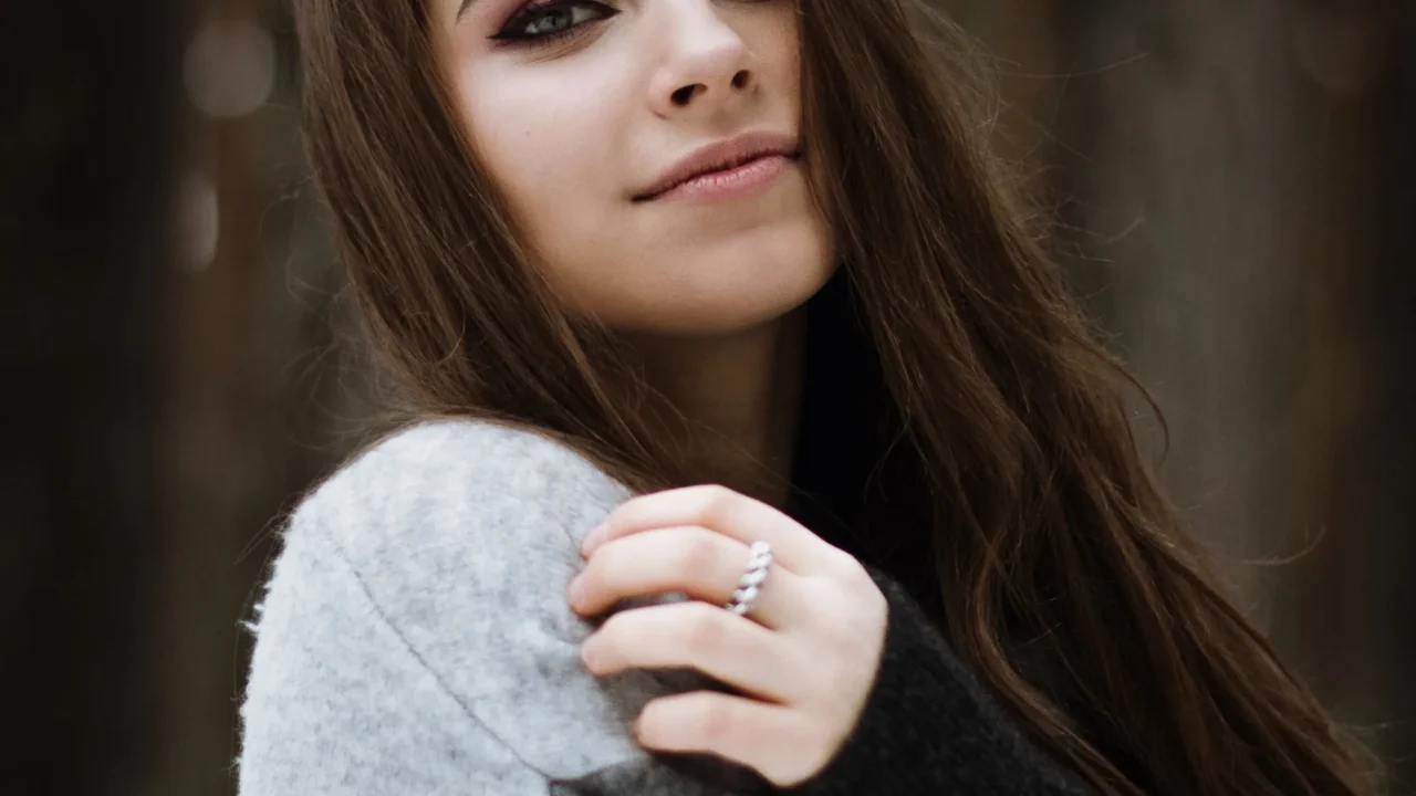 173377 portrait female lip outerwear sleeve 1920x1080