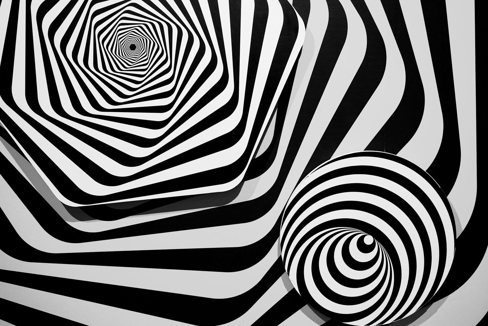 Mesmerizing black and white geometric patterns with a modern abstract design.