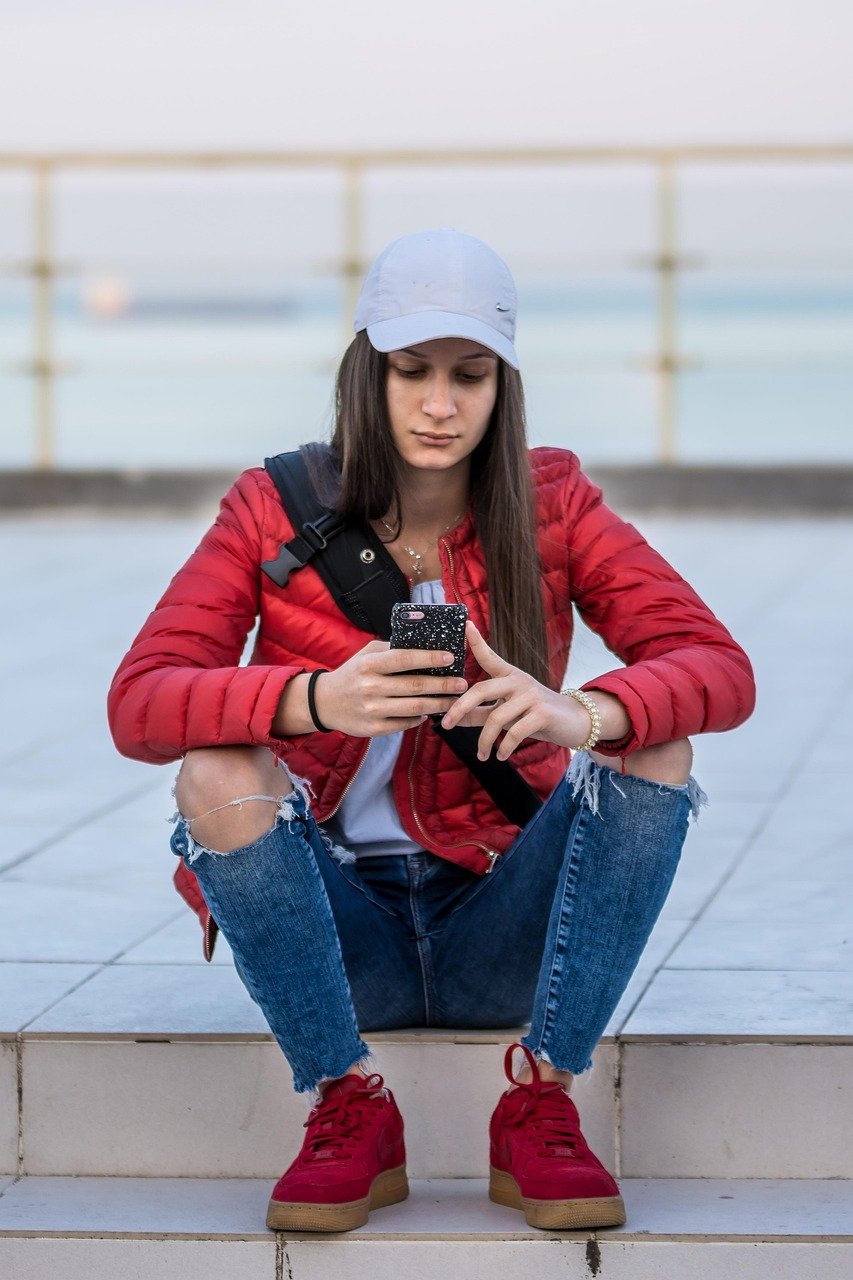 fashion, young girl, phone, chat, teen, teen age, glamour, attractive, stylish, modern, model, cute, style
