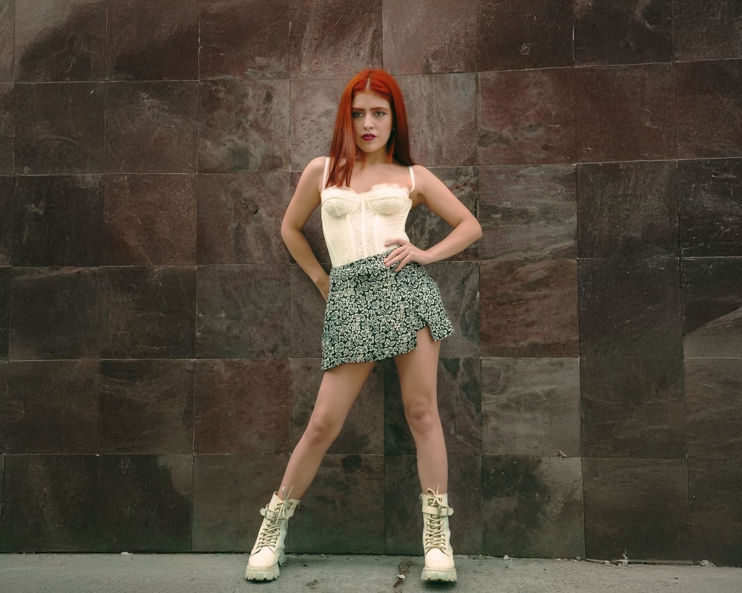 Fashionable redhead woman in CDMX posing in trendy outfit, exuding confidence and style.