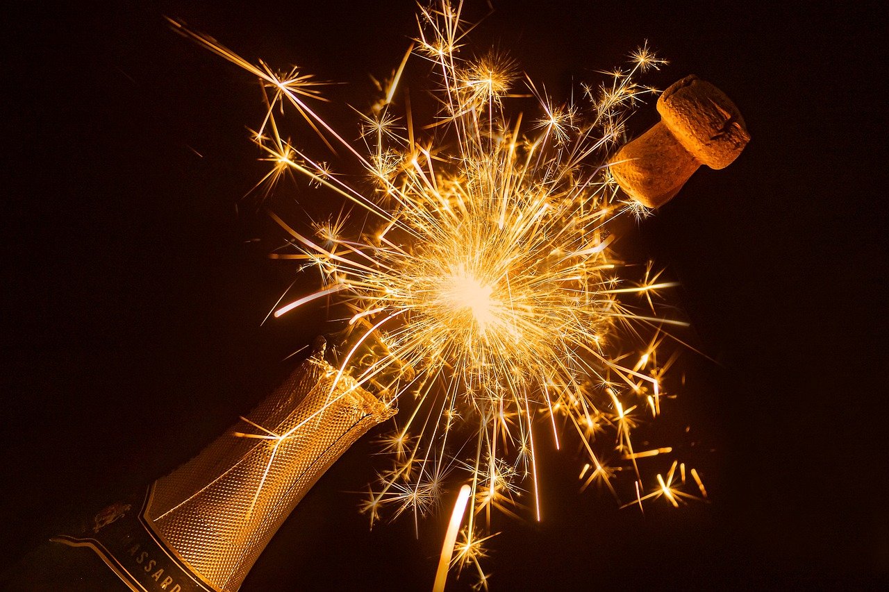 new year's eve, champagne, happy birthday, sparklers, cork, sparkling wine, bottle, champagne bottle, champagne cork, glow, glowing, sparkling, bottle of sparkling wine, celebration, sparkle, light