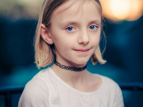 girl wearing black choker