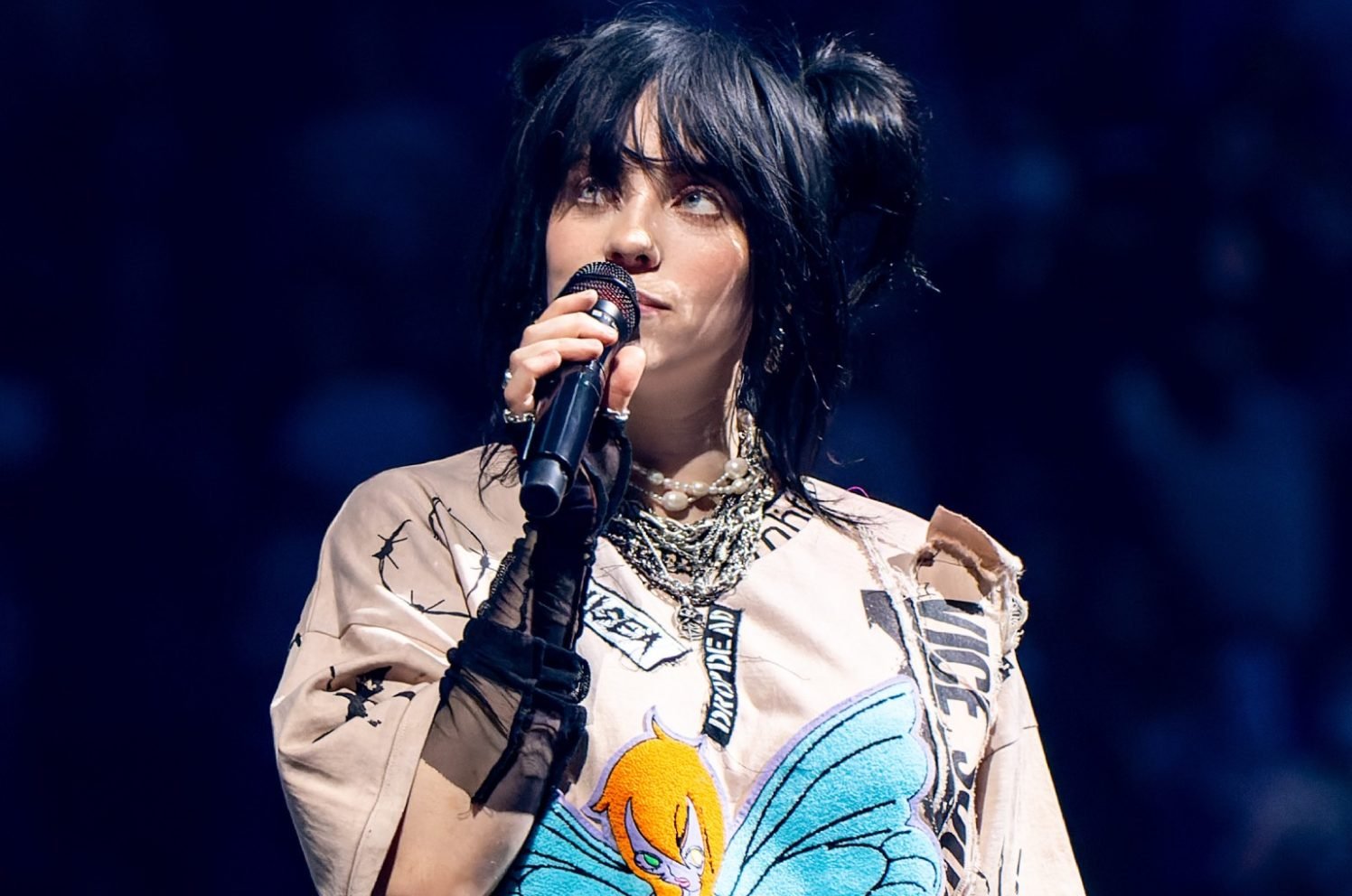 Masturbacija prieš veidrodį padėjo Billie Eilish priimti savo kūną. Ji mėgsta džiuginti save prieš veidrodį. Jai patinka žiūrėti į save ir galvoti apie savo gražią išvaizdą.