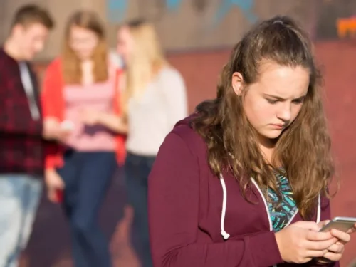 „Deepfake“ nuogos nuotraukos naudojamos patyčioms tyčiotis iš paauglių