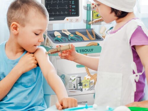 Kaip turėtų elgtis gimdytojai, užtikę vaikus, žaidžiančius „gydytojais“?