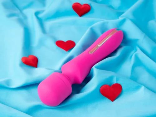 Mergina su vibratoriumi: kaip tinkamai masturbuotis