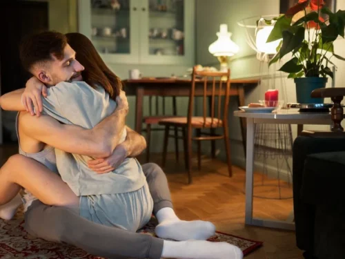 Įvairūs „Tiesos ar drąsos“ klausimai ir iššūkiai jūsų merginai / vaikinui