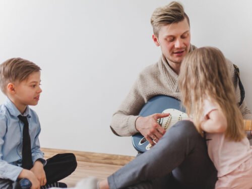 Iki šešerių sūnus su drauge žaisdavo tėvams matant, visad būdavo kažkur šalia. O vieną dieną užsidarė savo kambaryje: netrukdykite. Kaip reaguoti?
