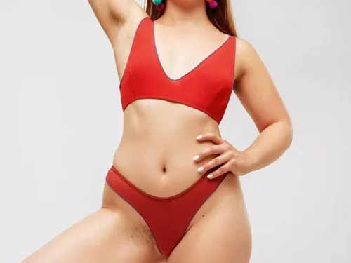 Pilnas krūmas su bikiniu: „TikTok“ tendencija vėl skatina diskusijas apie intymių vietų skutimąsi