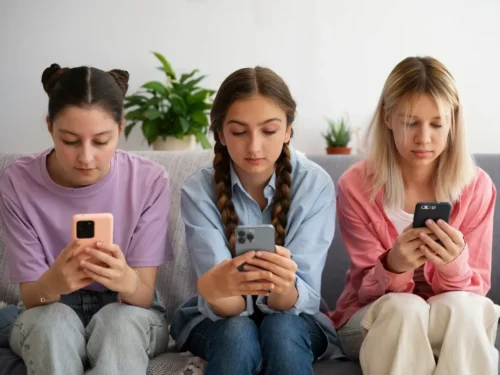 Tamsioji dirbtinio intelekto pusė: kaip paaugliai naudoja „Deepfake“ technologiją, kad pažeistų bendraklasių privatumą