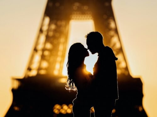 silhouette of man and woman kissing during sunset