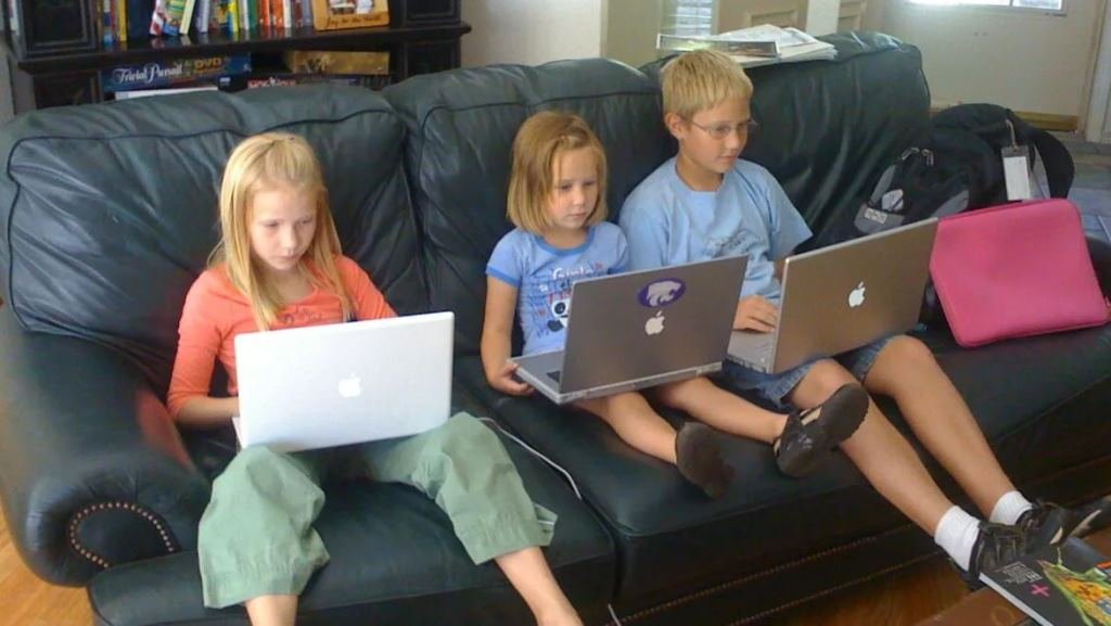 Paauglių priklausomybės nuo interneto rūšys ir kaip su ja kovoti. Paauglių priklausomybės nuo interneto problema.