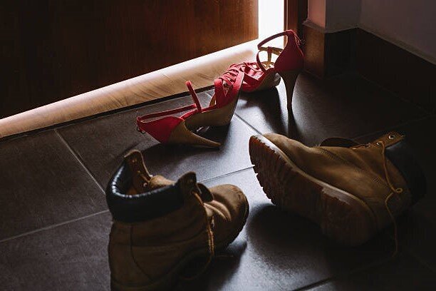 Pirmoji naktis su nauju partneriu gali sukelti daug emocijų ir rūpesčių. Tai natūralu, nes jūs tik pradedate pažinti vienas kitą intymiu lygmeniu. Tačiau nesijaudinkite -3