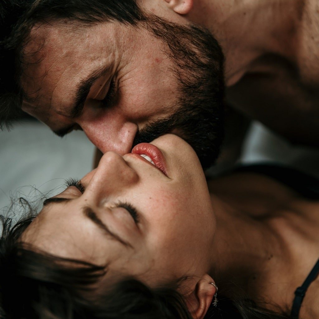 Vyras bučiuoja moterį