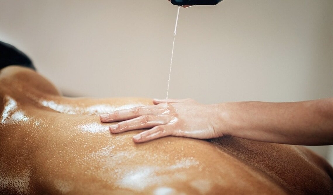 Nešykštėkite su aliejumi; kuo daugiau aliejaus, tuo malonesnis pojūtis.