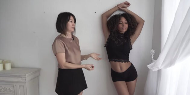 Pozos moteriškai erotinei fotosesijai: stovėjimas iškėlęs rankas