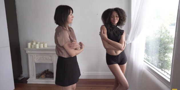 Pozos moteriškai erotinei fotosesijai: stovėjimas sukryžiavęs rankas