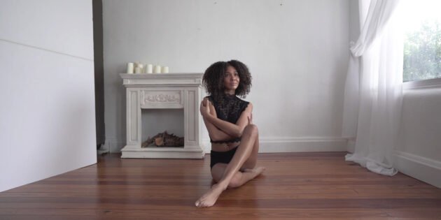 Pozos moteriškai erotinei fotosesijai: sėdi sukryžiavęs rankas