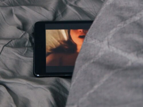 Internete paaugliai tampa pornografijos žvaigždėmis? 