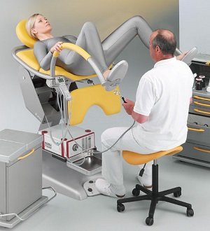 Mergina ant ginekologinės kėdės