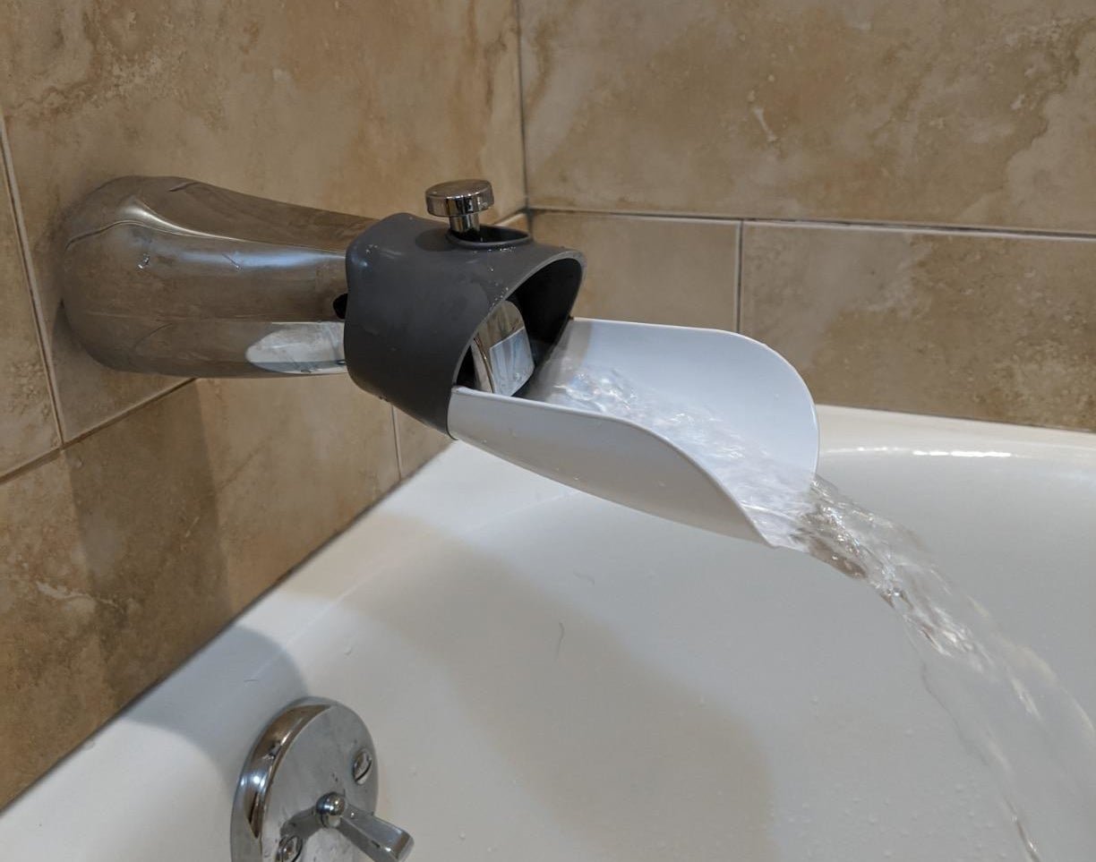 Apžvalgininko nuotrauka su pridėta pilka ir balta snapeliu