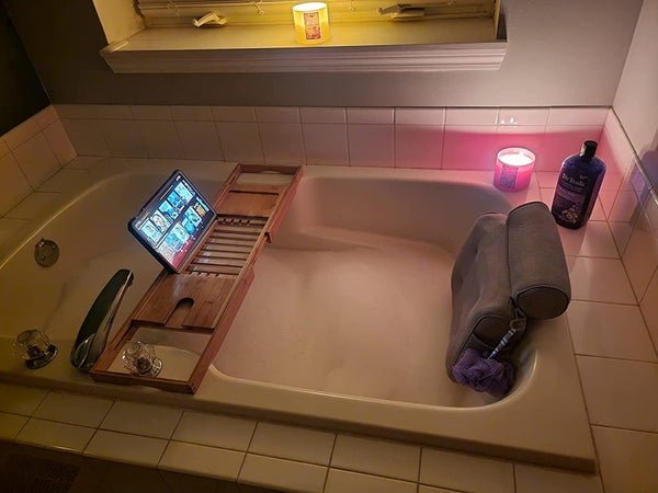 Vonia su mediniu vonios padėklu skersai vonios