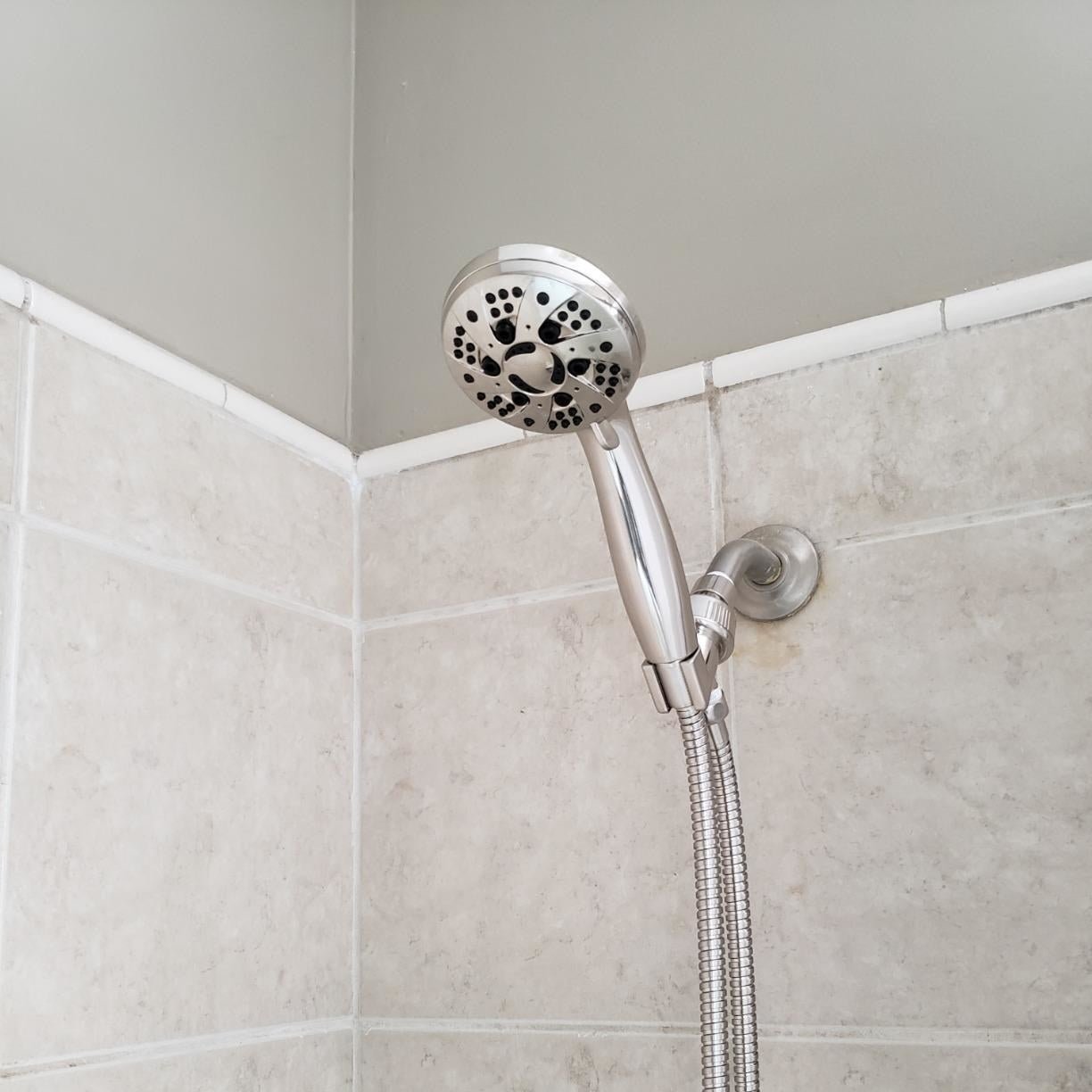 Įdiegtos rankinės dušo galvutės apžvalgininko nuotrauka