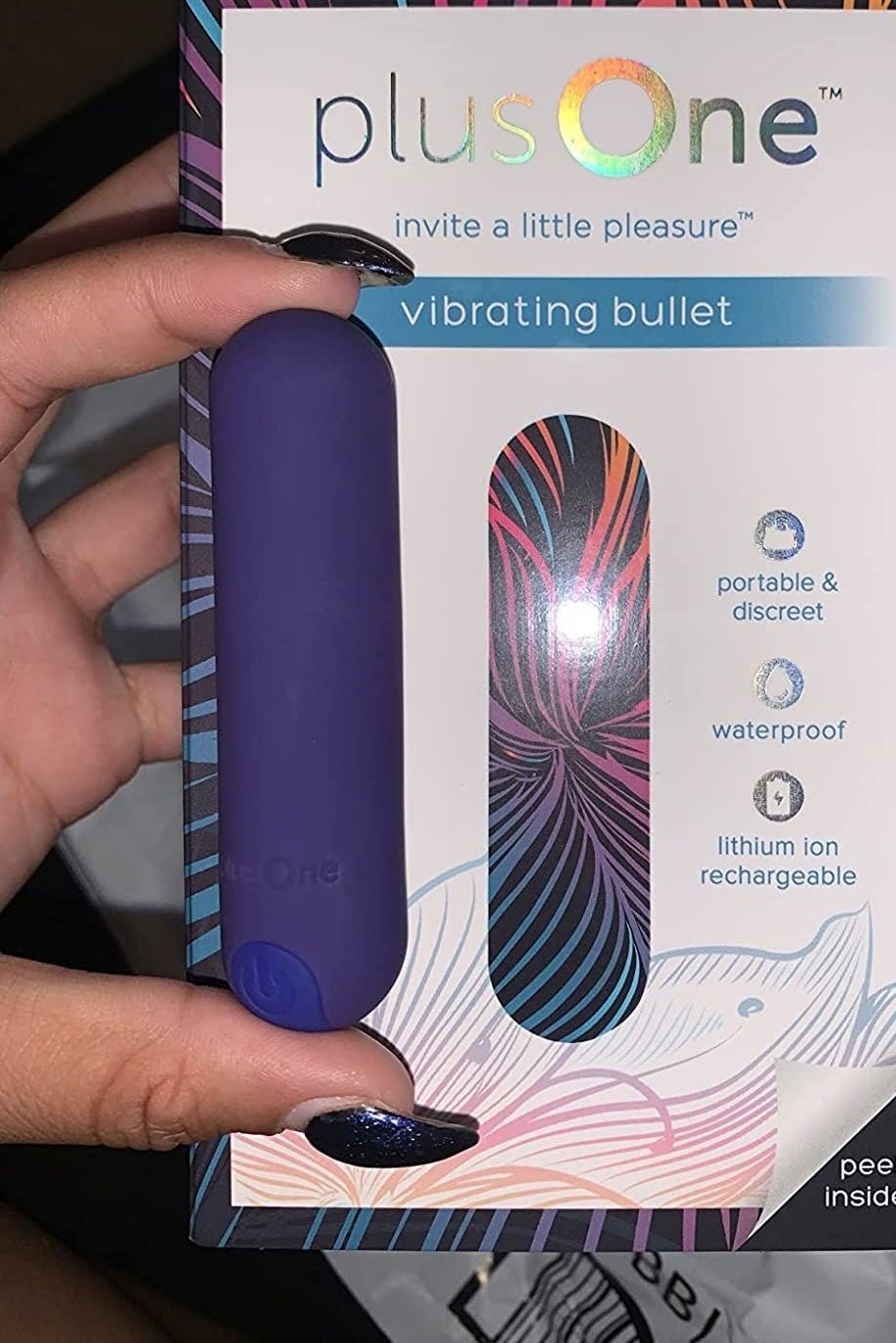 Apžvalgininkas priešais dėžę laiko purpurinį vibratorių