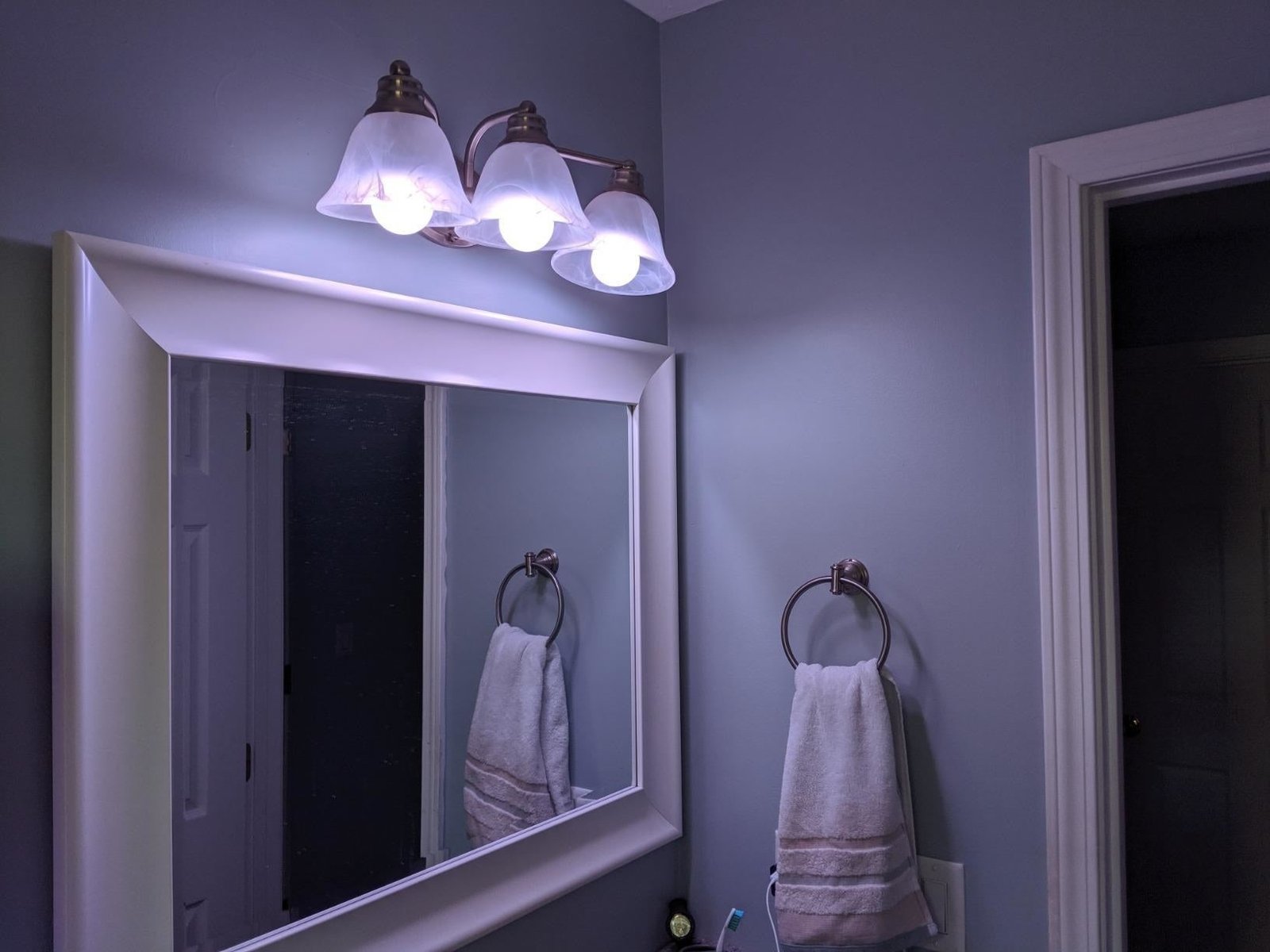 Apžvalgininko nuotrauka iš vonios kambario su baltu apšvietimu