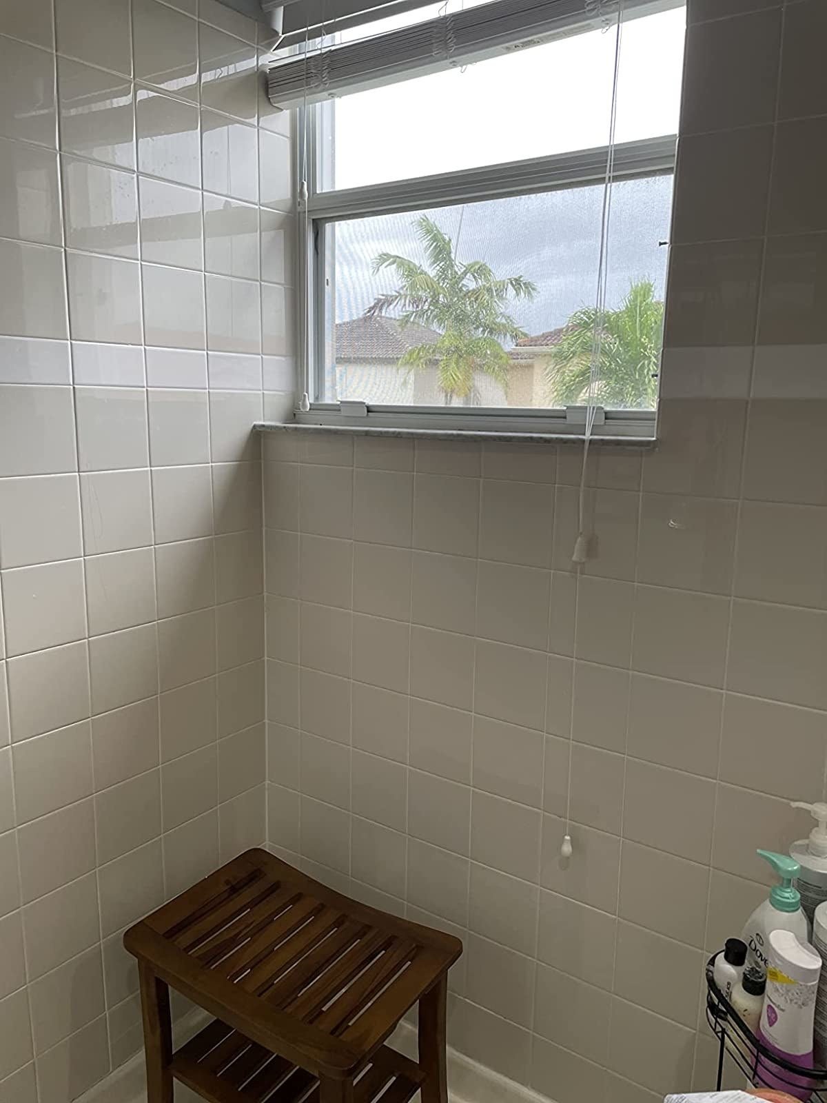 Recenzento nuotrauka iš lango be plėvelės