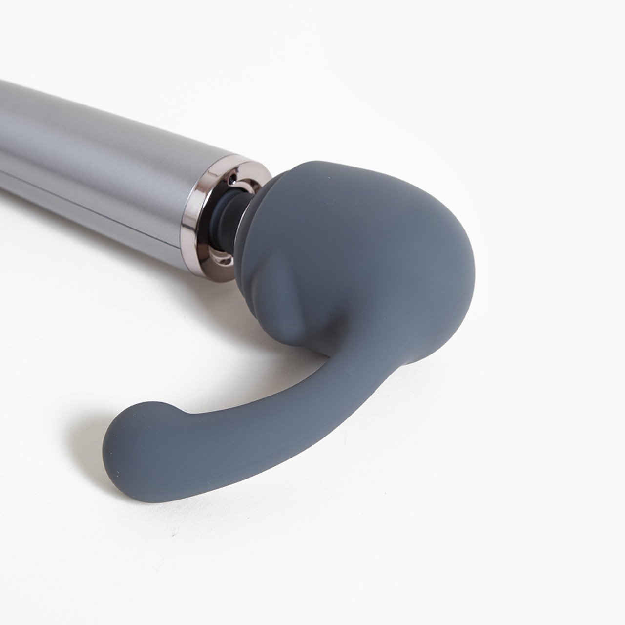 Le Wand Curve', a grey silicone wand with a curved shape for G-spot or P-spot Le Wand Curve', a grey silicone wand with a curved shape for G-spot or P-spot