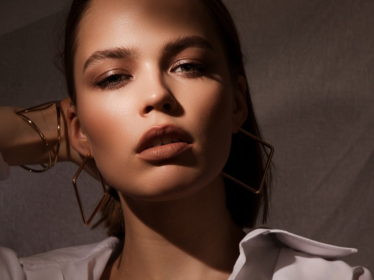 Photo portrait of a girl in warm tones| Skylum How to