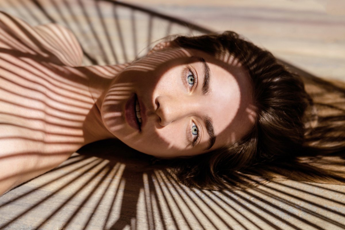Photo portrait of a girl in natural light| Skylum How to
