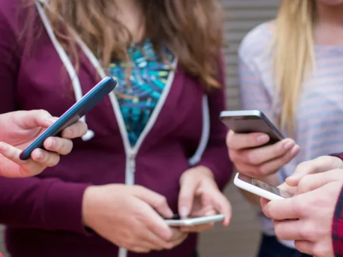 Paaugliai ir giliai suklastoti aktai. Skaitmeninių patyčių nauja riba.