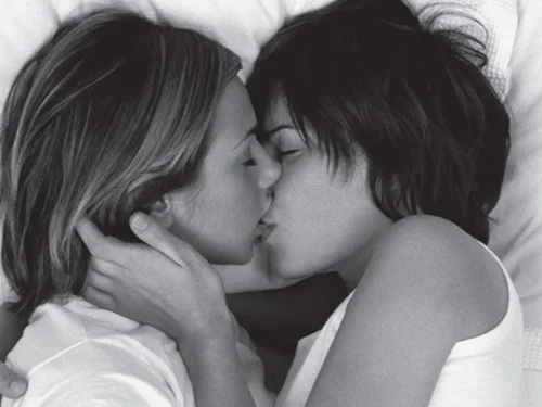 9 patarimai nuostabiai pirmajai lesbietiško sekso patirčiai