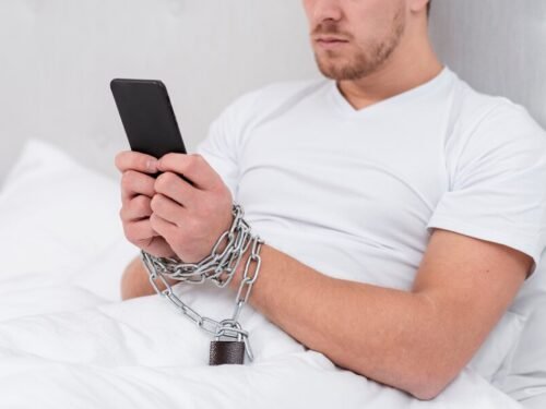 7 Požymiai, kad žmogui išsivysto priklausomybė nuo pornografijos: vienas iš pagrindinių sutrikimo simptomų yra piktnaudžiavimas pornografija. Tai vadinama priklausomybe nuo pornografijos