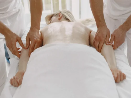 Keturių rankų masažo privalumai