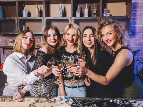 CFNM: vyrų pažeminimo vakarėlis. Liudijimas apie vergiją - Pagarba per masturbaciją (5)