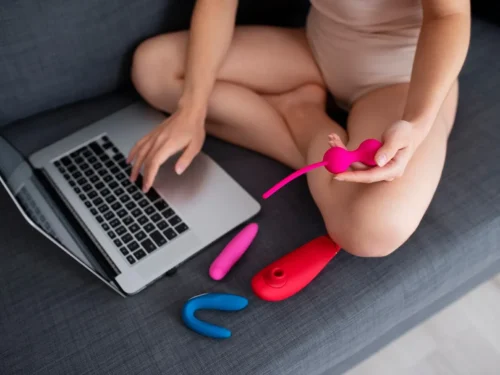 Įvairių klitorio stimuliavimo priemonių tyrinėjimas. Naudingi patarimai vaikinams ir merginoms.