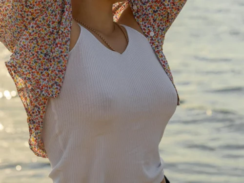 18 metų mergina su smailiais speneliais nerimauja