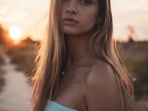 woman in blue tube top