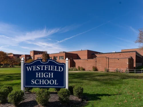 Paauglės merginos susiduria su giliai suklastotų nuogybių epidemija mokyklose