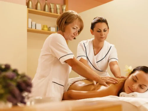 Penkių rūšių masažai: masažas vyrams, masažas moterims, masažas bernvakariui, masažas poroms, keturių rankų masažas.