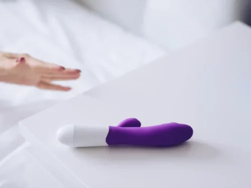 Moterų patarimai, kaip masturbuotis. Nr. 320. „Paėmiau vieną iš savo vaikino kaklaraiščių, apvyniojau jį aplink kaklą ir...“