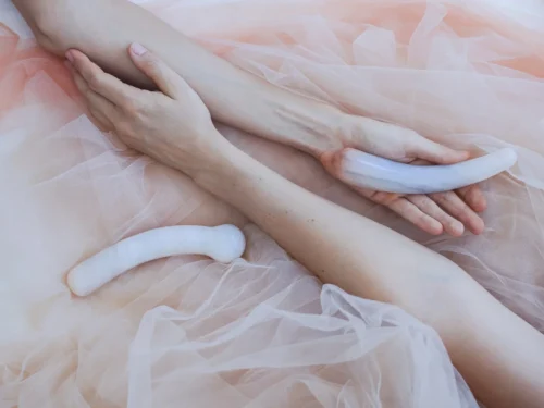 Moterų patarimai, kaip masturbuotis. Nr. 324. „Gulėdama ant lovos, trinuosi savo Hitachi, kartais prie šventės prisideda ir dildo“