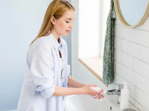 Merginų gidas. Kaip „numelžti“ vaikiną. Technika nr. 101. „Alkūnės“