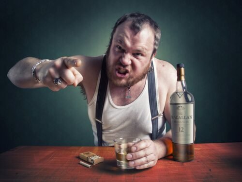 Moterys, susidūrusios su seksualiniu priekabiavimu, ginti savo teisių neskuba