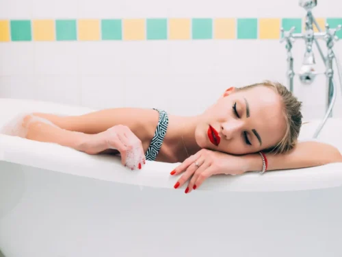 Merginų masturbacijos gidas Nr. 601. Masturbacijos technika „Vonios trintukė“